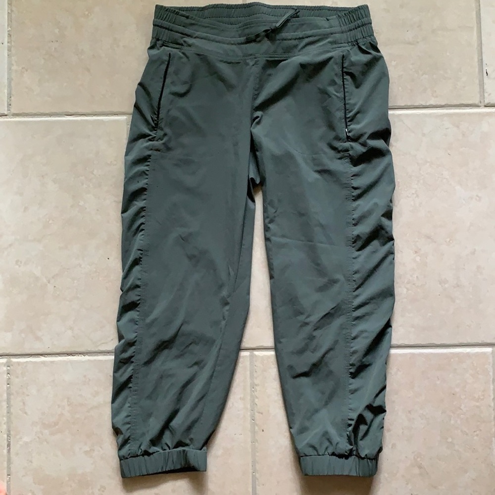 Athleta La Viva Capri Joggers size 6 Green